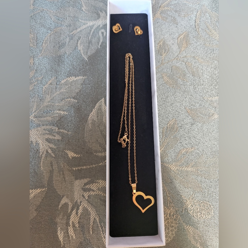 Heart necklace and earings, golden color